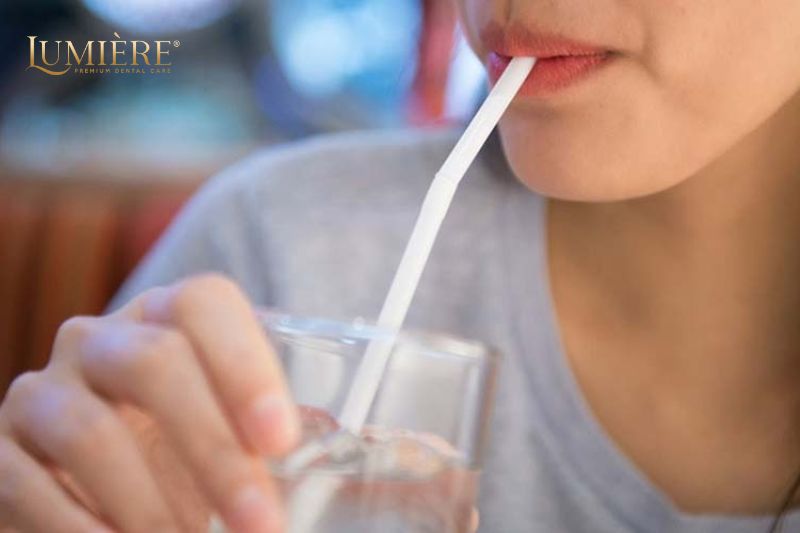 Tổng hợp các cách trị ê buốt răng sau khi tẩy trắng hiệu quả 1 Tại sao tẩy trắng răng gây ê buốt?