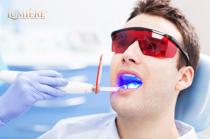 Mách bạn các phương pháp tẩy trắng răng an toàn và hiệu quả 3 Tráng tẩy trắng răng thường xuyên