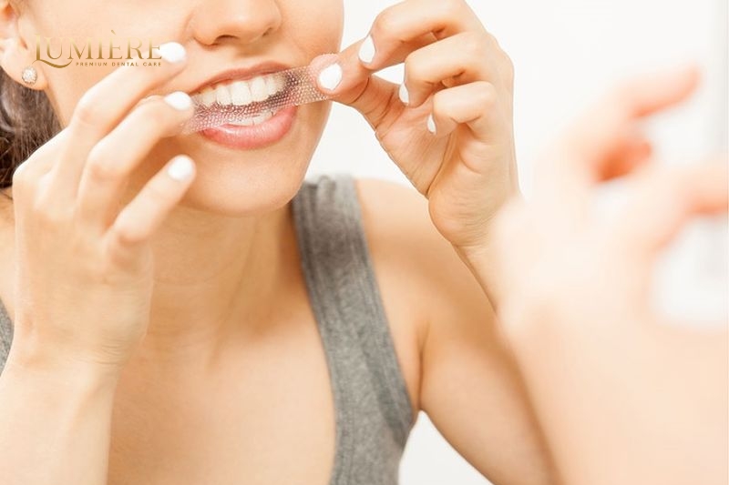 Hướng dẫn cách dùng và những lưu ý khi dùng miếng dán trắng răng 2 Cách dùng miếng dán trắng răng đúng chuẩn