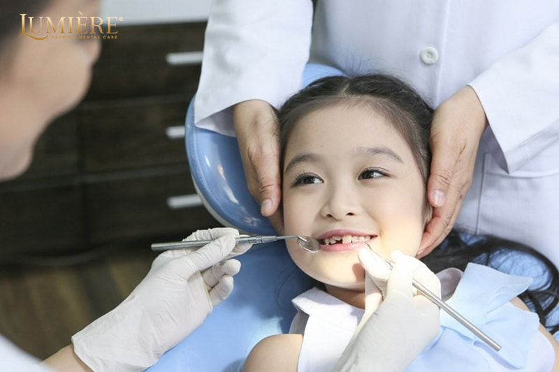 Bí quyết giúp em bé nhổ răng một cách nhẹ nhàng và vui vẻ 1 Dấu hiệu nhận biết bé sắp nhổ răng