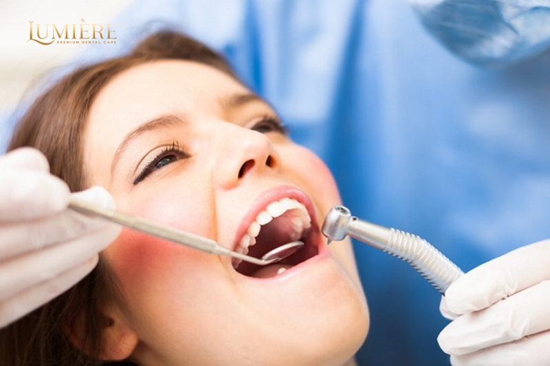Răng số 7 bị sâu có nên nhổ không? Dấu hiệu và cách xử lý 3 Mẹo chăm sóc vết thương sau khi nhổ răng số 7 an toàn, hiệu quả